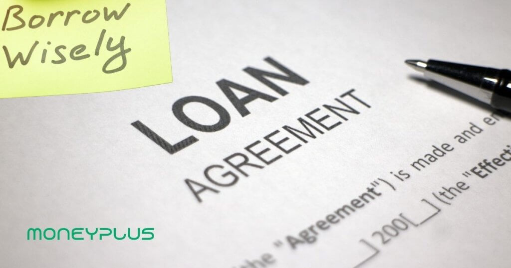 Licensed money lender in Singapore guiding a borrower on how to apply for a loan safely and responsibly.