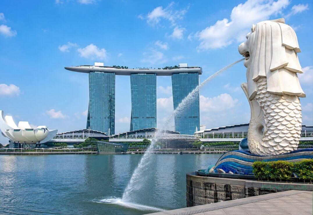Best licensed moneylender in Singapore near Marina Bay featuring the Merlion and Singapore skyline during daylight